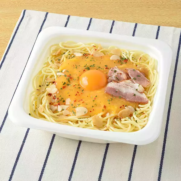 「「ファミマ・ザ・カルボナーラ」爆誕！太さ1.6mm麺を使用した“もちっとパスタ”」の画像