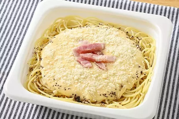 「「ファミマ・ザ・カルボナーラ」爆誕！太さ1.6mm麺を使用した“もちっとパスタ”」の画像