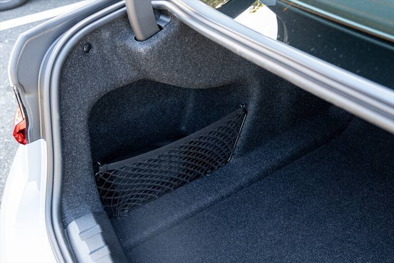 予算700万円台からの輸入セダン選び。BMW「3シリーズ」がメルセデス「Cクラス」より“運転が楽しい”理由