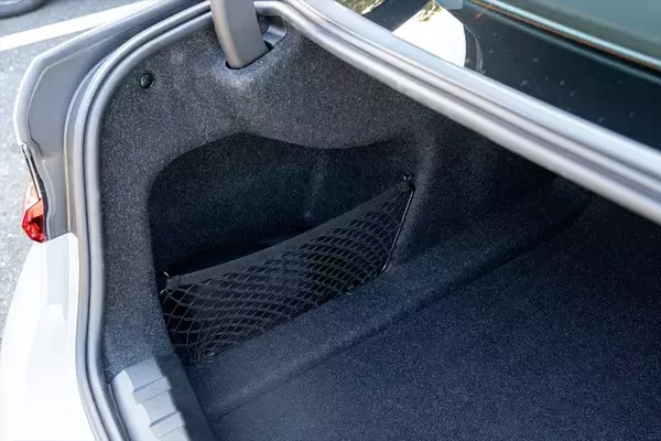 「予算700万円台からの輸入セダン選び。BMW「3シリーズ」がメルセデス「Cクラス」より“運転が楽しい”理由」の画像