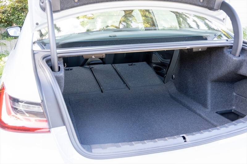 予算700万円台からの輸入セダン選び。BMW「3シリーズ」がメルセデス「Cクラス」より“運転が楽しい”理由