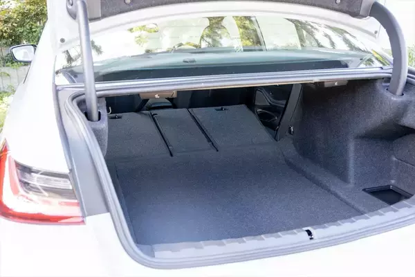 「予算700万円台からの輸入セダン選び。BMW「3シリーズ」がメルセデス「Cクラス」より“運転が楽しい”理由」の画像