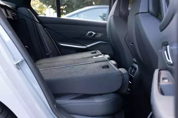 「予算700万円台からの輸入セダン選び。BMW「3シリーズ」がメルセデス「Cクラス」より“運転が楽しい”理由」の画像