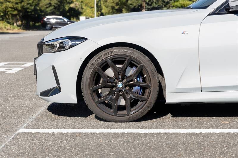 予算700万円台からの輸入セダン選び。BMW「3シリーズ」がメルセデス「Cクラス」より“運転が楽しい”理由