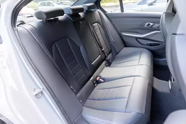 「予算700万円台からの輸入セダン選び。BMW「3シリーズ」がメルセデス「Cクラス」より“運転が楽しい”理由」の画像