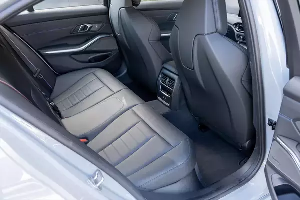 「予算700万円台からの輸入セダン選び。BMW「3シリーズ」がメルセデス「Cクラス」より“運転が楽しい”理由」の画像