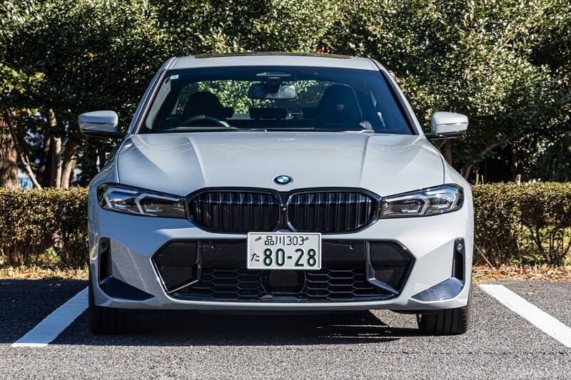予算700万円台からの輸入セダン選び。BMW「3シリーズ」がメルセデス「Cクラス」より“運転が楽しい”理由