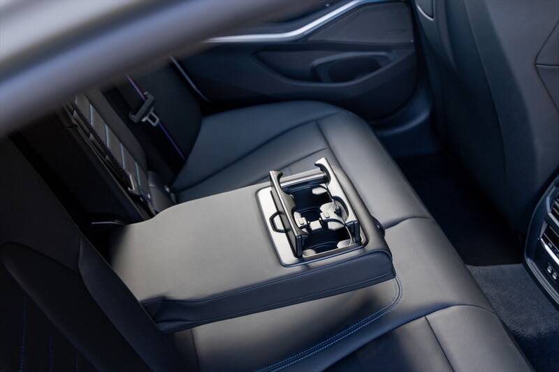 予算700万円台からの輸入セダン選び。BMW「3シリーズ」がメルセデス「Cクラス」より“運転が楽しい”理由