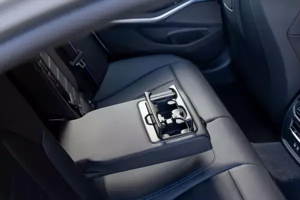 「予算700万円台からの輸入セダン選び。BMW「3シリーズ」がメルセデス「Cクラス」より“運転が楽しい”理由」の画像