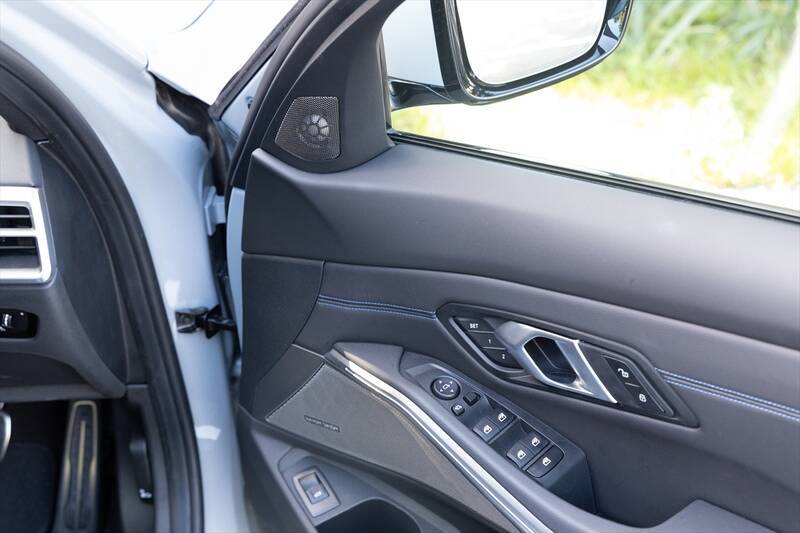 予算700万円台からの輸入セダン選び。BMW「3シリーズ」がメルセデス「Cクラス」より“運転が楽しい”理由