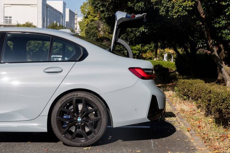 予算700万円台からの輸入セダン選び。BMW「3シリーズ」がメルセデス「Cクラス」より“運転が楽しい”理由