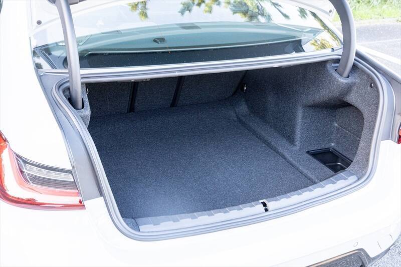 予算700万円台からの輸入セダン選び。BMW「3シリーズ」がメルセデス「Cクラス」より“運転が楽しい”理由