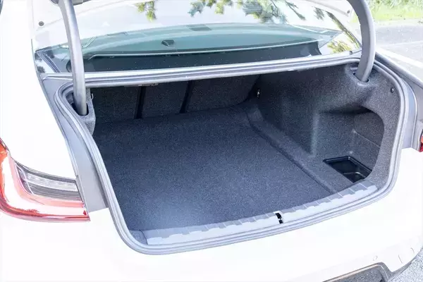 「予算700万円台からの輸入セダン選び。BMW「3シリーズ」がメルセデス「Cクラス」より“運転が楽しい”理由」の画像