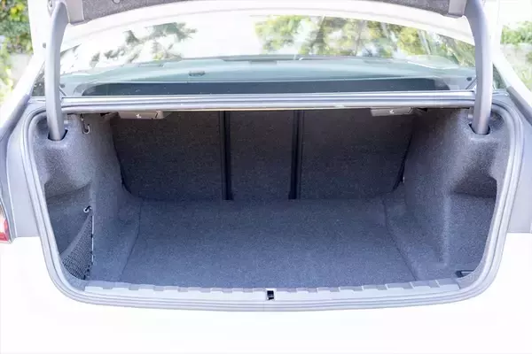 「予算700万円台からの輸入セダン選び。BMW「3シリーズ」がメルセデス「Cクラス」より“運転が楽しい”理由」の画像