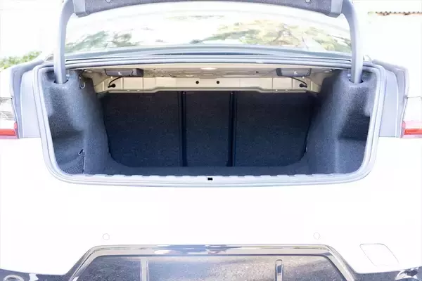 「予算700万円台からの輸入セダン選び。BMW「3シリーズ」がメルセデス「Cクラス」より“運転が楽しい”理由」の画像