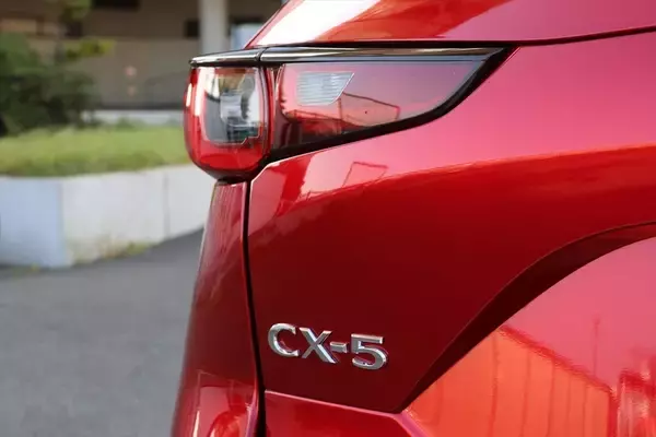 「新型もいいけどマツダのSUV「CX-5 ブラックセレクション」は300万円台で手に入る高コスパモデル」の画像