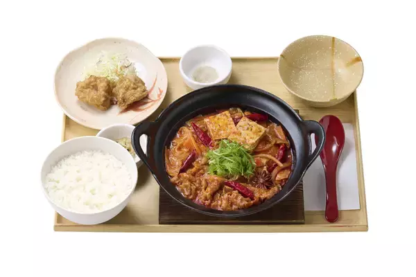 「やよい軒「もつ鍋」と「麻辣火鍋」を同時発売！ごはんはおかわり無料」の画像