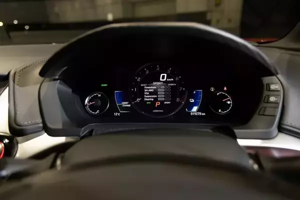 「クルマは乗らなきゃわからない！ HondaのRQがNSXに乗ってお勉強」の画像