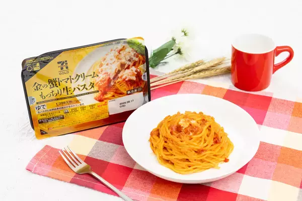 「セブンが生パスタ3種をリニューアル！ もっちり食感と贅沢ソースに注目」の画像