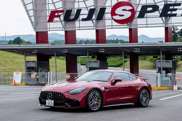 ポルシェ 911を凌駕？ 「Mercedes-AMG GT43」は後席と大容量荷室を持つ速くて実用的なスポーツカー