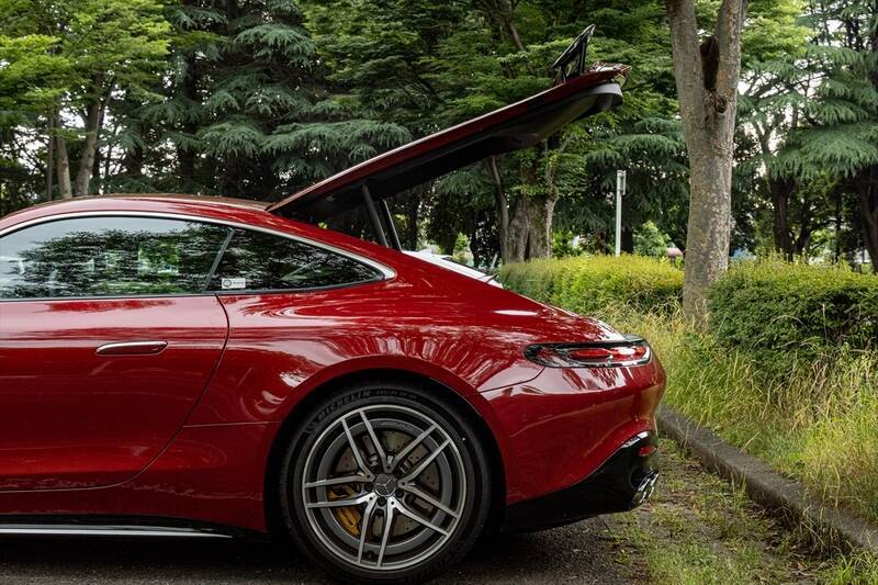 ポルシェ 911を凌駕？ 「Mercedes-AMG GT43」は後席と大容量荷室を持つ速くて実用的なスポーツカー