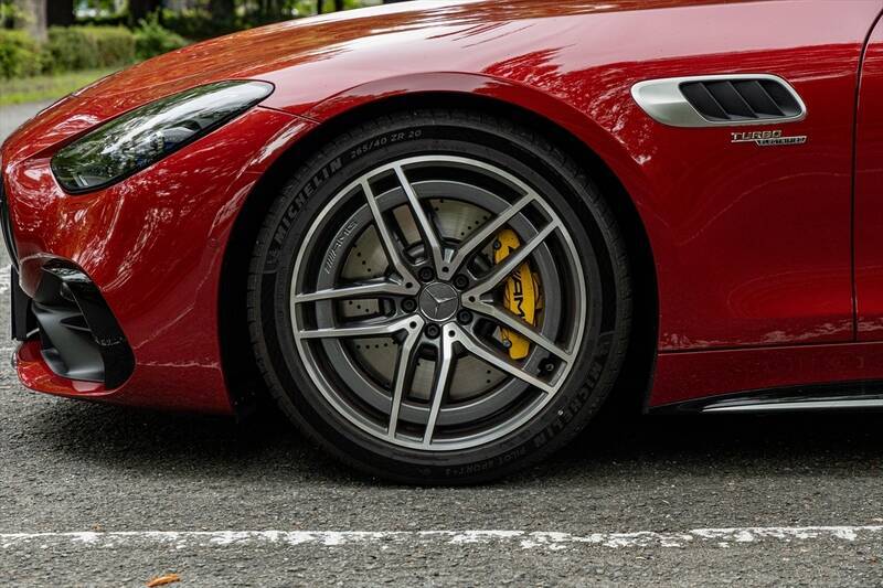 ポルシェ 911を凌駕？ 「Mercedes-AMG GT43」は後席と大容量荷室を持つ速くて実用的なスポーツカー