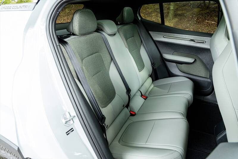 ボルボのEV「EX30クロスカントリー」は四輪駆動化しつつ乗り心地と加速が激変した