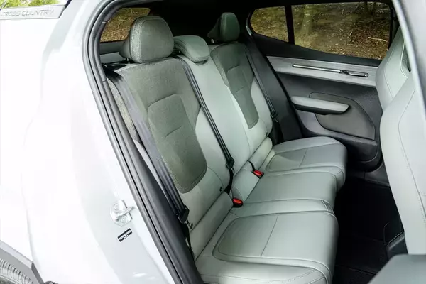 「ボルボのEV「EX30クロスカントリー」は四輪駆動化しつつ乗り心地と加速が激変した」の画像