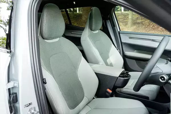 「ボルボのEV「EX30クロスカントリー」は四輪駆動化しつつ乗り心地と加速が激変した」の画像