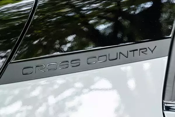 「ボルボのEV「EX30クロスカントリー」は四輪駆動化しつつ乗り心地と加速が激変した」の画像