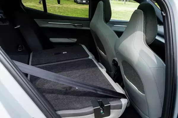 「ボルボのEV「EX30クロスカントリー」は四輪駆動化しつつ乗り心地と加速が激変した」の画像