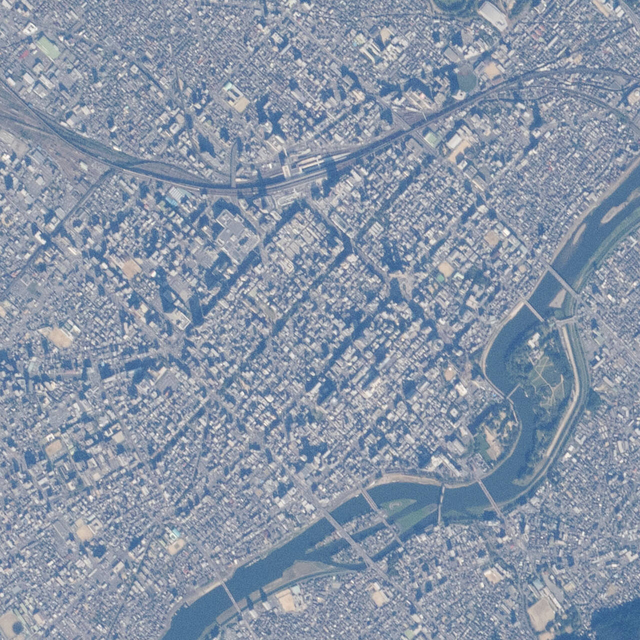 ISS（国際宇宙ステーション）から超望遠レンズで撮影された岡山市付近