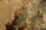「マーズ・エクスプレスがとらえた火星の「インカシティ」と「スパイダー」」の画像2