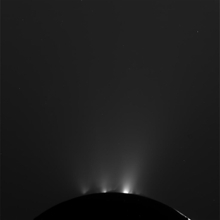 土星の衛星エンケラドスから噴き出す間欠泉