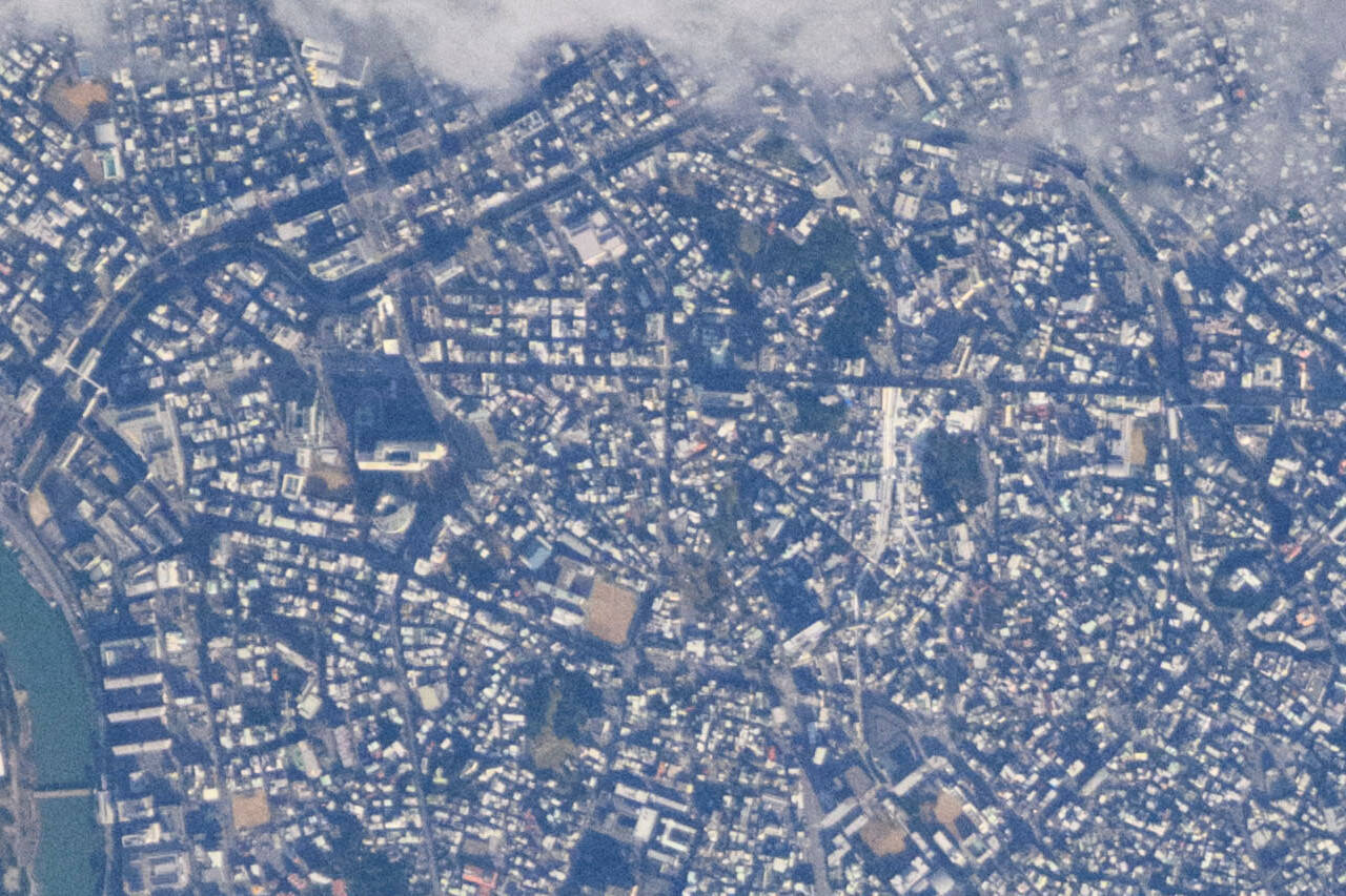 ISS（国際宇宙ステーション）から超望遠レンズで撮影された沖縄県那覇市付近