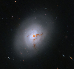 爆発的星形成を終えたばかりのレンズ状銀河NGC 1266　ハッブル宇宙望遠鏡が撮影