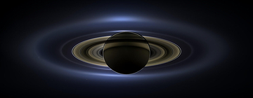 逆光が土星の淡いリングを浮かび上がらせた