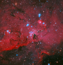 赤いガス雲の中で星々が輝く大マゼラン銀河の星形成領域LH 95　ハッブル宇宙望遠鏡が撮影