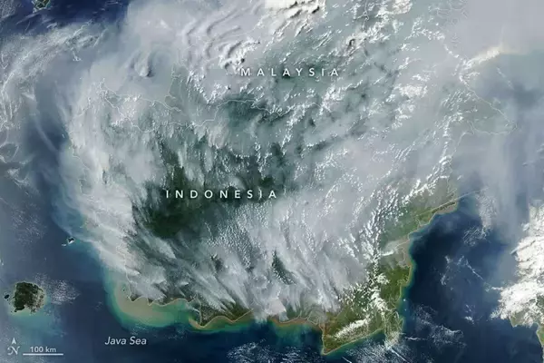 宇宙からとらえたカリマンタン島を覆う泥炭地火災の煙