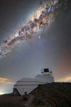 ルービン天文台と、その頭上に輝く天の川