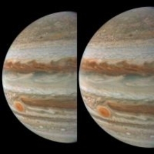 ジュノー探査機がとらえた木星と小衛星アマルテア