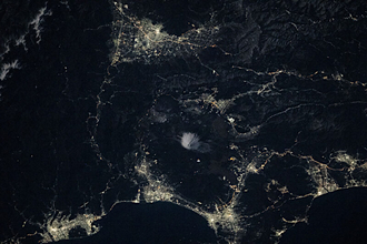 ISS（国際宇宙ステーション）から見た夜の富士山と周辺都市の夜景