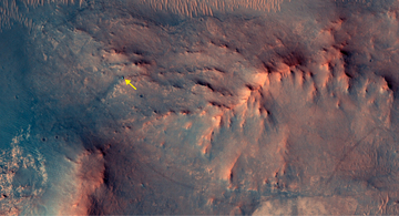 フルマラソンの距離を走破した火星探査車の機体と轍を宇宙からとらえた