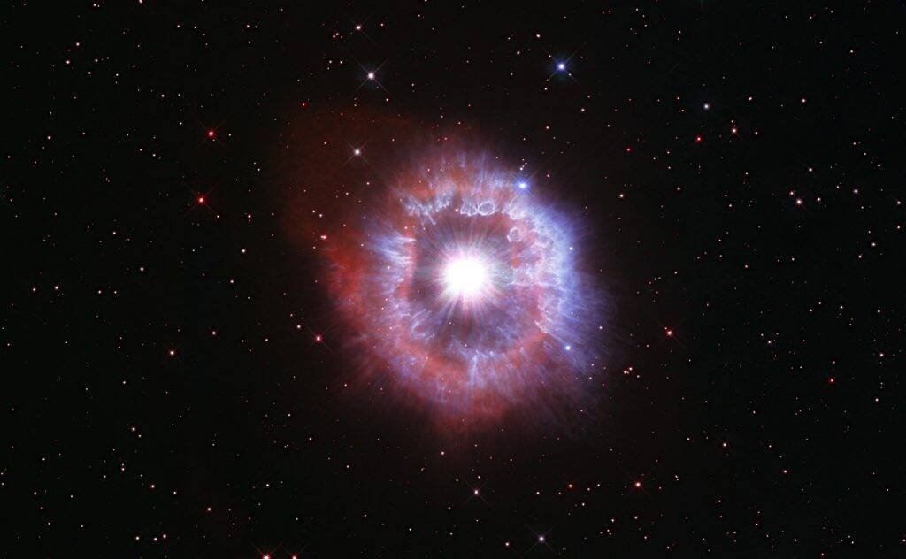 自らが吹き飛ばしたガスと塵の星雲に囲まれた巨大星 ハッブル打ち上げ31周年記念画像 21年4月24日 エキサイトニュース