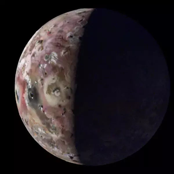 「史上初！　木星の衛星イオの南極域をジュノー探査機がとらえた」の画像