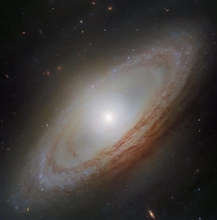 奇妙な回転をする渦巻銀河NGC 4698　ハッブル望遠鏡が撮影