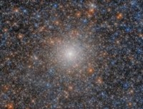 過去の銀河合体の目撃者か？　大マゼラン銀河の球状星団NGC 2005　ハッブル望遠鏡が撮影
