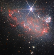 銀河の合体で形成されたとみられる不規則銀河Arp 263　ジェイムズ・ウェッブ宇宙望遠鏡が撮影