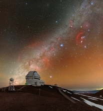 ハワイ島、マウナケアの夜空に赤く輝く星雲とオレンジに淡く光る大気光