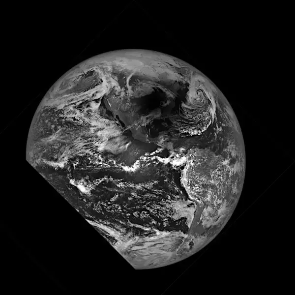 「日食時に月が地球に落とした影を35万9000kmの彼方から月探査機が撮影」の画像